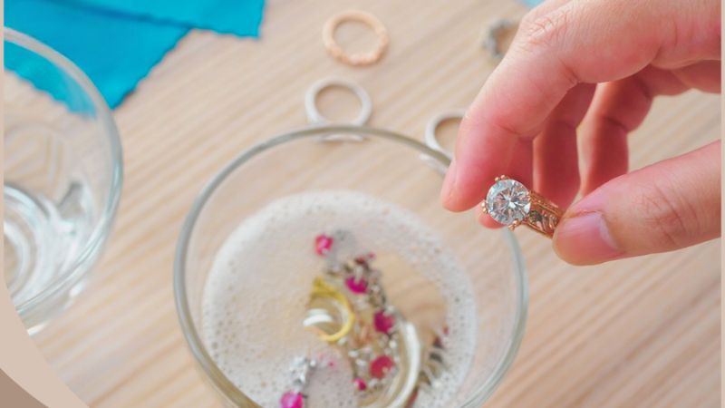 Bạn có thể rửa nhẫn bằng nước xà phòng dịu nhẹ