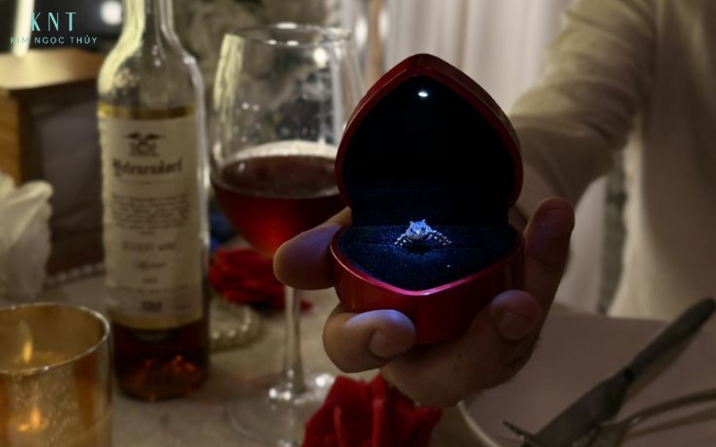 Không gian nhà hàng lãng mạn giúp khoảnh khắc cầu hôn thêm trọn vẹn