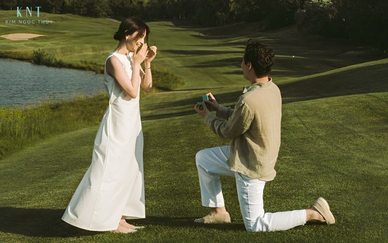 Khung cảnh du lịch lãng mạn là thời điểm lý tưởng để ngỏ lời cầu hôn một cách tự nhiên và đầy cảm xúc