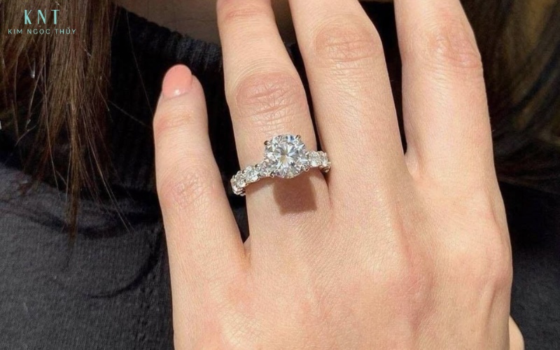 Nhẫn Solitaire với viên đá trung tâm lớn, thiết kế tinh tế và dễ đeo hàng ngày 