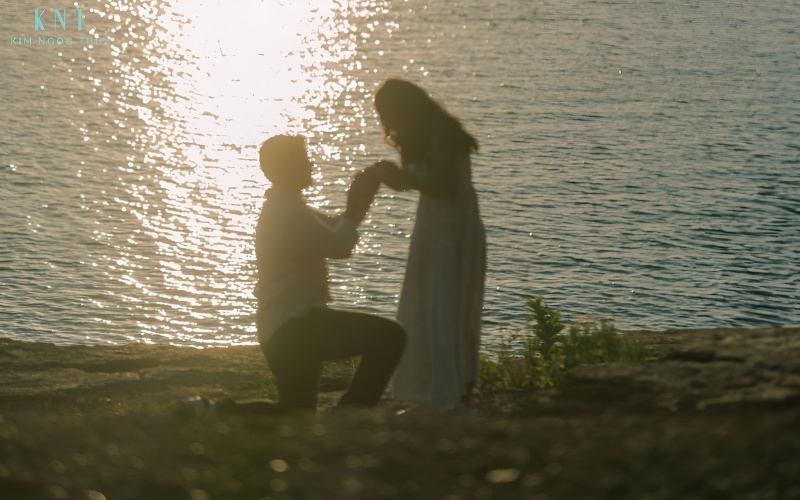 Khi trao nhẫn cầu hôn, bạn nên quỳ một chân, giữ lưng thẳng và nhìn thẳng vào mắt cô ấy