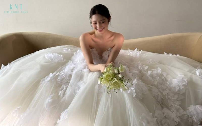 Chi phí váy cưới và làm đẹp cô dâu thường chiếm một phần đáng kể trong ngân sách nhà gái