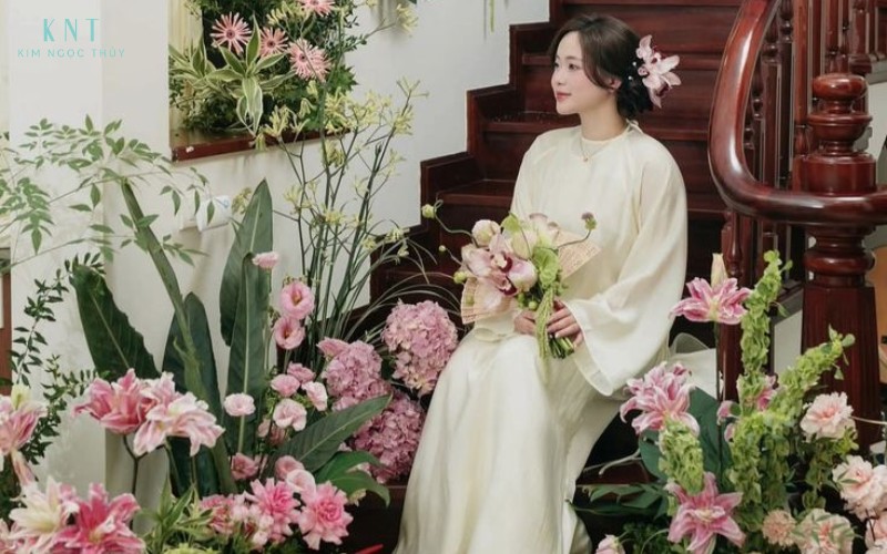 Không gian hoa tươi tạo cảm giác ấm cúng cho lễ dạm ngõ nhà gái