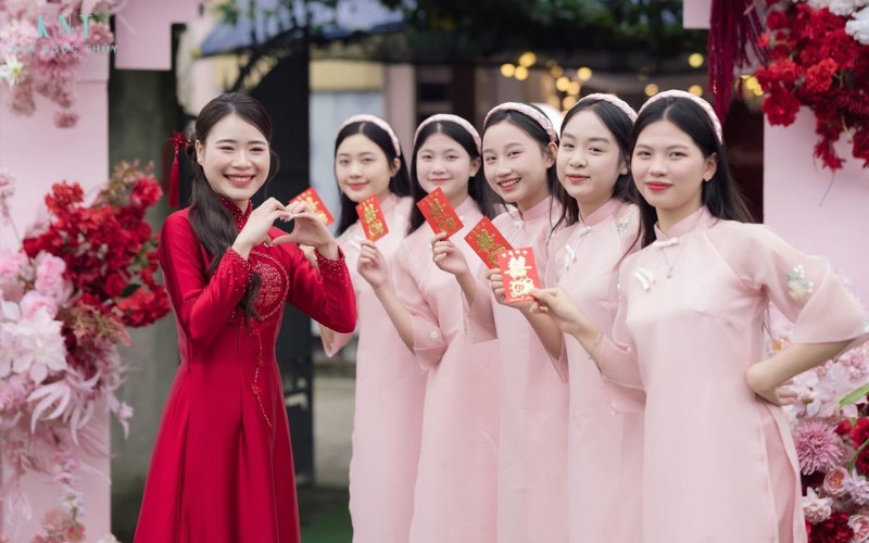 Chi phí lễ ăn hỏi bao gồm thuê áo dài đồng phục cho đội bê tráp và chuẩn bị lì xì cho các cô gái