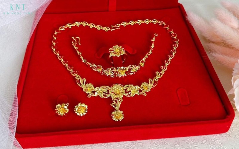 Chi phí bộ trang sức cưới thường chiếm phần đáng kể, vừa là hồi môn vừa là khoản tích lũy lâu dài cho cô dâu