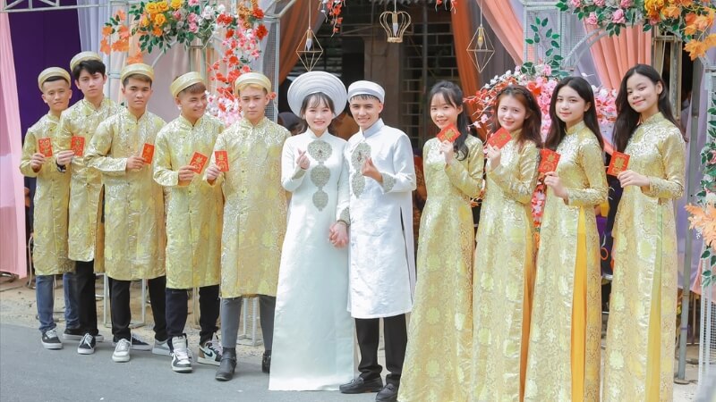 Thuê trang phục cưới là lựa chọn phổ biến của các cặp đôi