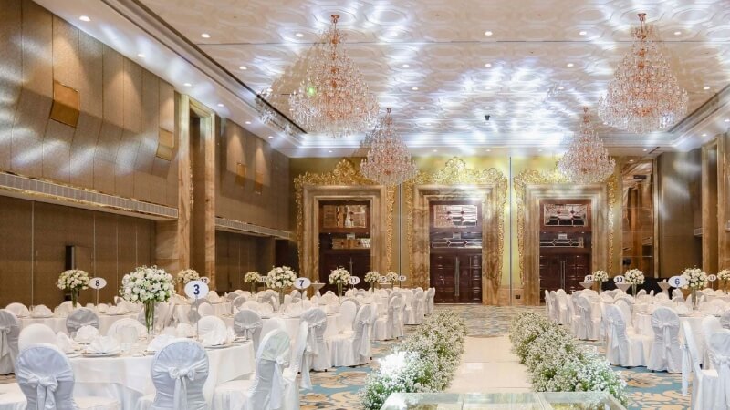 Bạn nên so sánh kỹ các gói dịch vụ của nhiều nhà hàng trước khi đưa ra quyết định