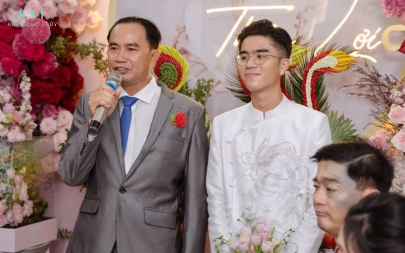 Chủ hôn thường là người lớn tuổi, có vai vế rõ ràng trong dòng họ như ông bà, chú bác