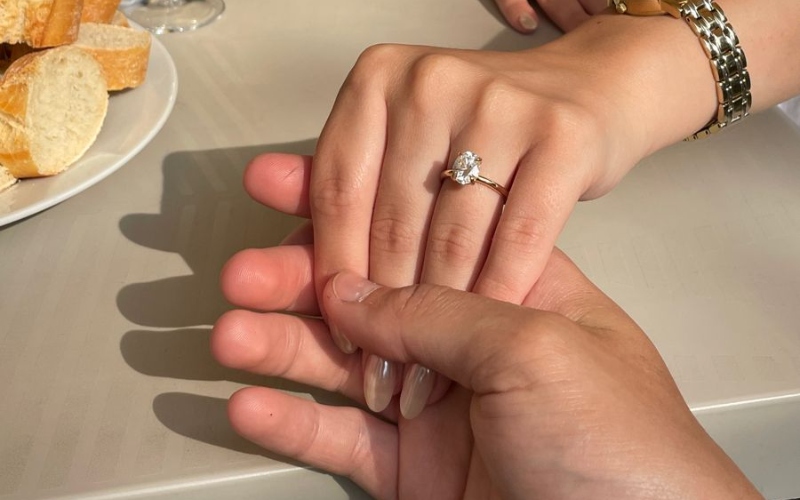 Nhẫn đính hôn được đeo ở ngón áp út tay trái thể hiện mối quan hệ chính thức
