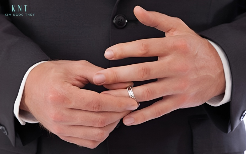Tháo nhẫn cưới khi cần thiết giúp bảo vệ kỷ vật và duy trì sự thoải mái