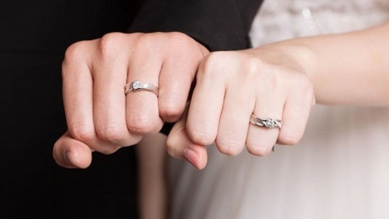 Nhẫn cưới là biểu tượng của cam kết và tình yêu bền vững
