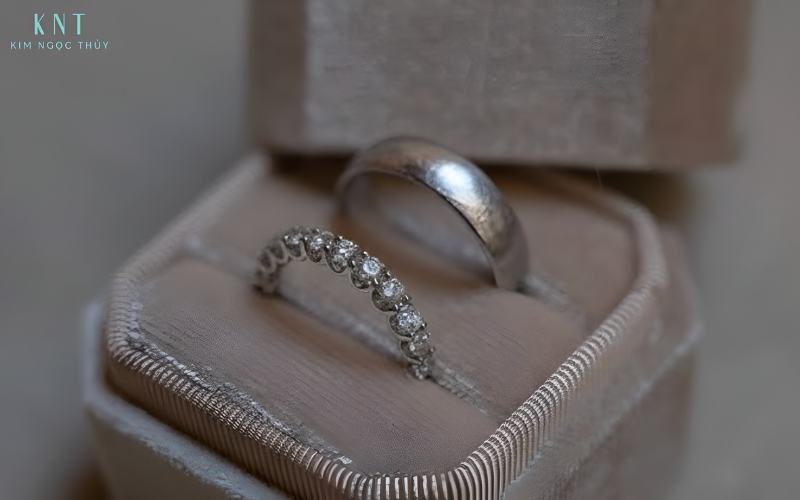 Cặp nhẫn cũ được cất trong hộp trang sức để làm kỉ niệm
