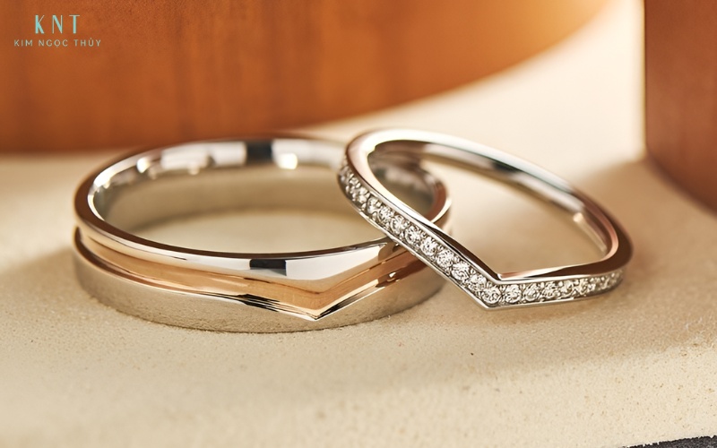 Nhẫn cưới đính đá nổi bật với hàng đá tấm chạy dọc thân nhẫn