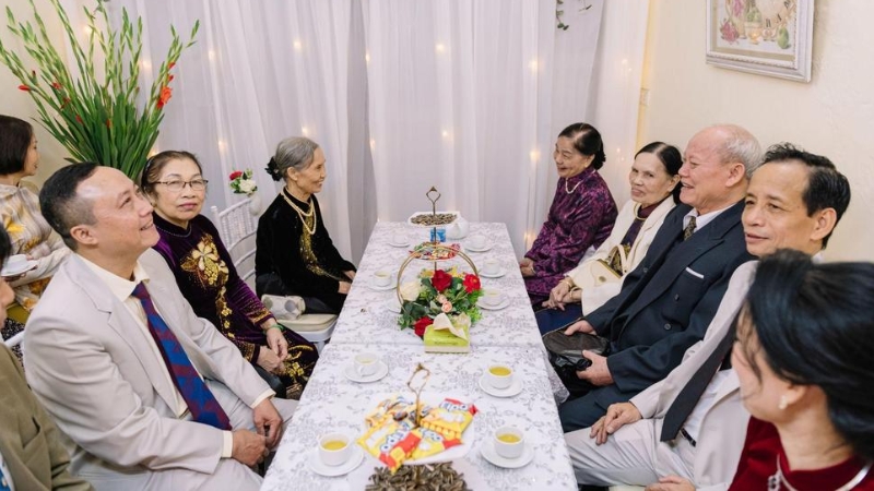 Buổi lễ dạm ngõ tạo cơ hội cho hai bên gia đình gặp gỡ và trò chuyện