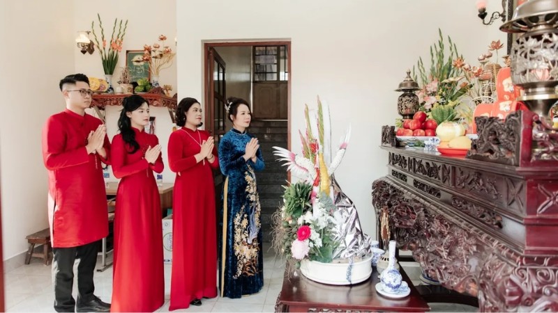 Trong nghi thức dạm ngõ, một phần sính lễ sẽ được dâng lên bàn thờ gia tiên nhà gái