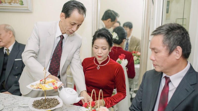 Cuối buổi dạm ngõ, nhà gái thường mời nhà trai ở lại dùng cơm thân mật và trò chuyện