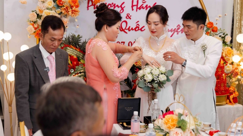 Nhẫn cưới cũng là một trong những món trang sức thường thấy trong lễ đính hôn