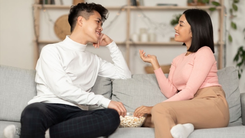 Hai bạn hãy thẳng thắn trao đổi với nhau về việc trao nhẫn