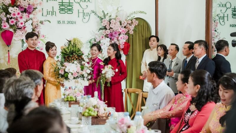 Tại nhà gái, lễ gia tiên trong lễ Vu quy được cử hành ngắn gọn để báo cáo với tổ tiên về việc con gái chuẩn bị xuất giá