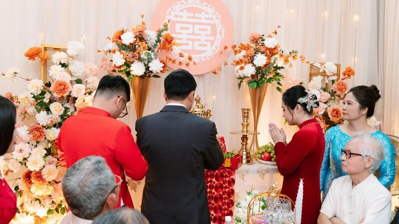 Lễ gia tiên là nghi thức cô dâu chú rể cùng gia đình thắp hương, khấn lạy để báo cáo việc thành hôn