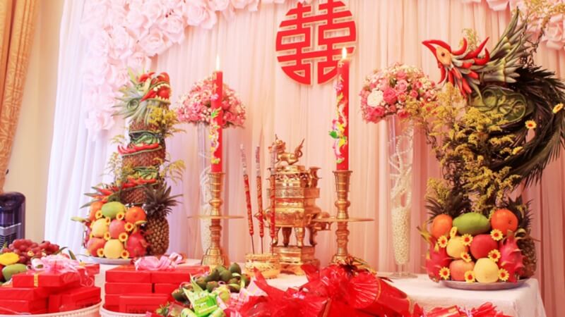 Trong lễ gia tiên, lễ vật dâng trên bàn thờ ở nhà gái và nhà trai có sự tương đồng về một số vật phẩm