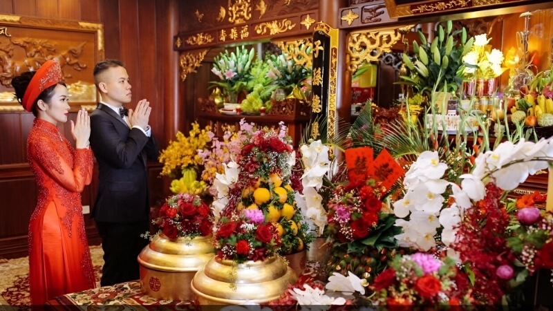 Trong nhiều đám cưới hiện nay, không gian gia tiên thường được trang trí khá nổi bật để tạo điểm nhấn cho ngày lễ