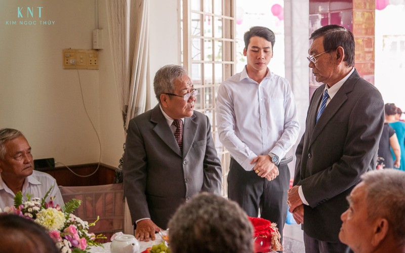 Đại diện nhà trai chào hỏi các bậc cao niên và người lớn trong gia đình nhà gái