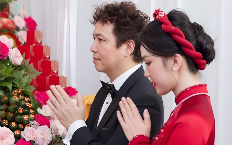 Cô dâu chú rể thực hiện lễ gia tiên trong nghi thức lễ vu quy tại nhà gái