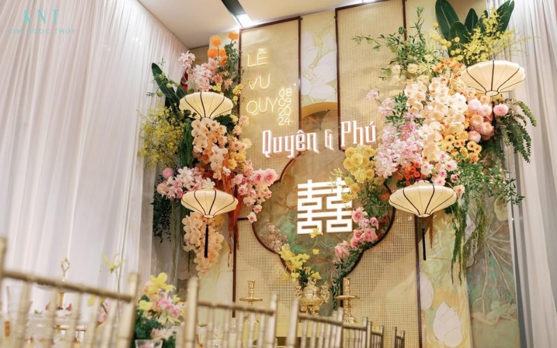 Không gian lễ vu quy được trang trí đẹp mắt với hoa tươi, phông cưới và bàn thờ gia tiên