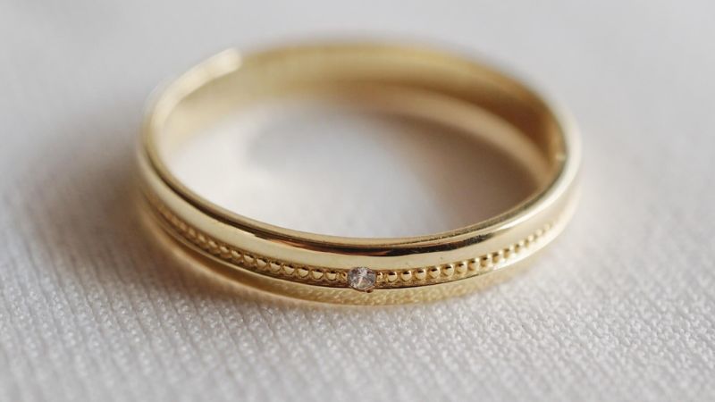 Milgrain là kiểu viền trang trí bằng những hạt kim loại nhỏ xếp sát nhau thành một dải hạt liên tục