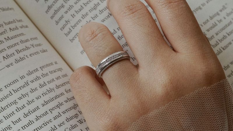 Milgrain thường gợi sự liên tưởng đến các thiết kế trang sức cổ điển, vintage và phong cách Art Deco