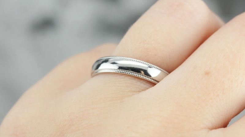 Milgrain truyền thống được tạo bằng cách làm từng hạt kim loại nhỏ riêng lẻ