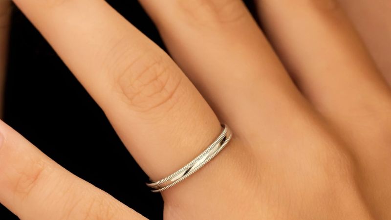 Đối với tay thon nhỏ, bạn nên chọn thân nhẫn mảnh với viền milgrain nhỏ ở hai bên