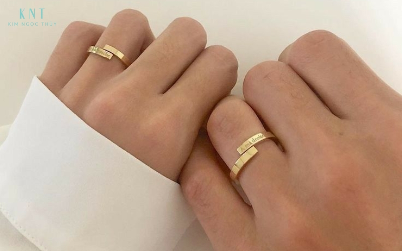 Nhẫn cặp thường được đeo ở ngón áp út tay trái như biểu tượng của sự gắn bó