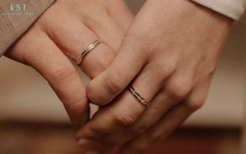 Đeo nhẫn đôi ở ngón áp út thể hiện tình yêu lâu dài và cam kết nghiêm túc, nhất là khi hướng tới hôn nhân
