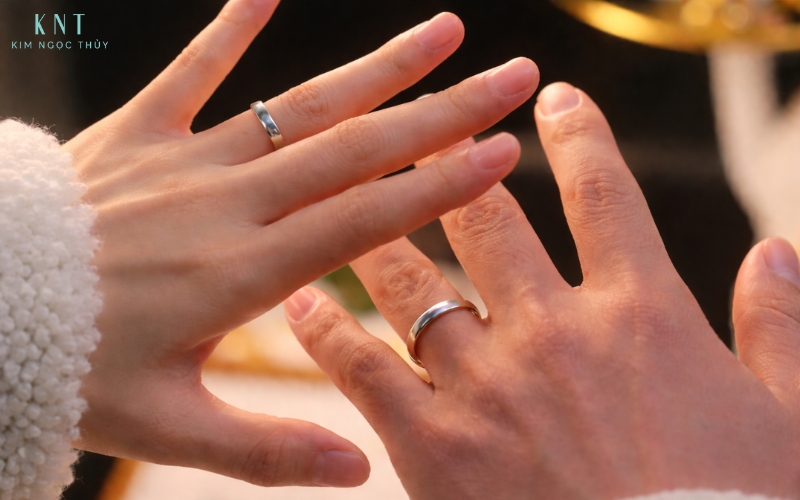 Đeo nhẫn đôi ở tay trái thể hiện sự gắn bó tình cảm sâu sắc, phù hợp với mối quan hệ đã xác định lâu dài
