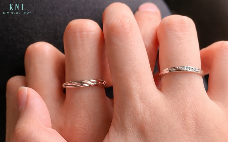 Đeo nhẫn đôi ở ngón giữa tay trái thể hiện sự ổn định, trưởng thành trong tình yêu và dễ phối đồ hằng ngày