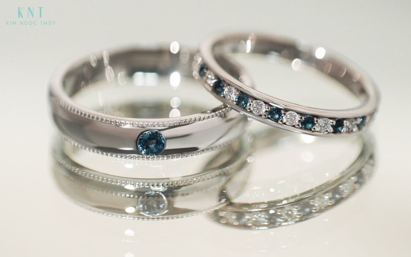 Nhẫn đôi thiết kế gọn gàng, chất liệu bền phù hợp để đeo thường xuyên