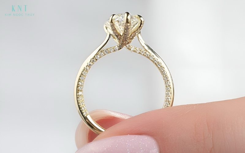 Nhẫn Cathedral với thiết kế uốn cong, nâng viên đá lên cao tôn vẻ đẹp sang trọng
