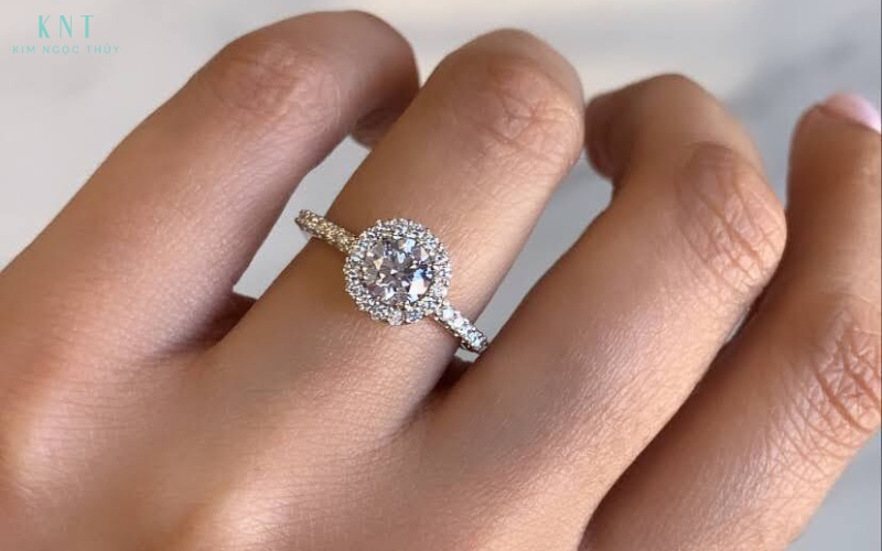 Nhẫn Halo với viên đá chính bao quanh bởi vòng đá nhỏ, tạo hiệu ứng lấp lánh và làm viên đá nổi bật