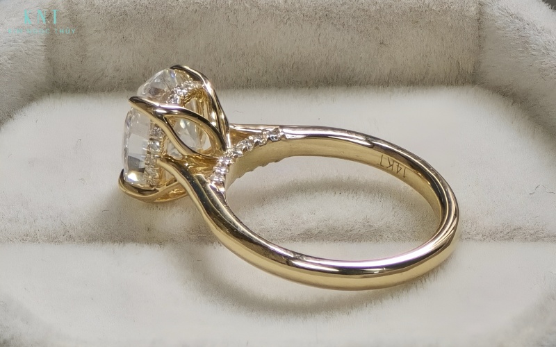 Nhẫn đính hôn Cathedral kết hợp dải đá nhỏ lấp lánh với viên đá chủ nổi bật, tạo vẻ sang trọng và tinh tế