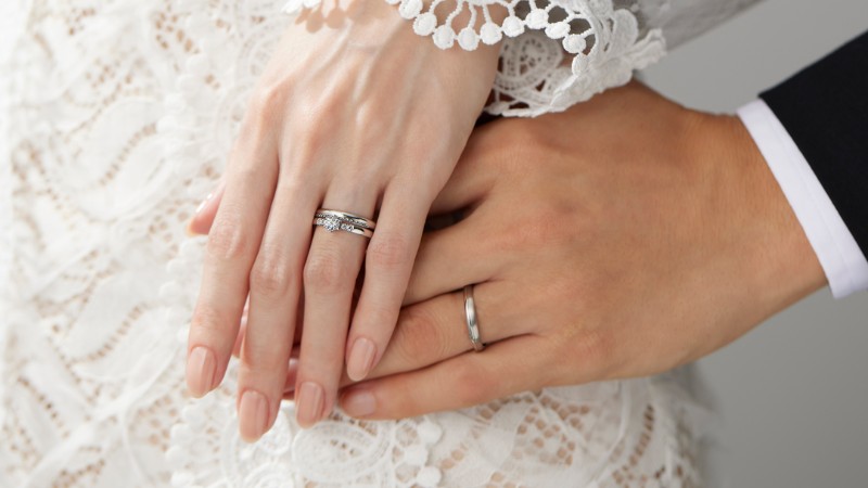 Nhẫn cưới là cặp nhẫn mà cô dâu và chú rể trao nhau trong lễ cưới