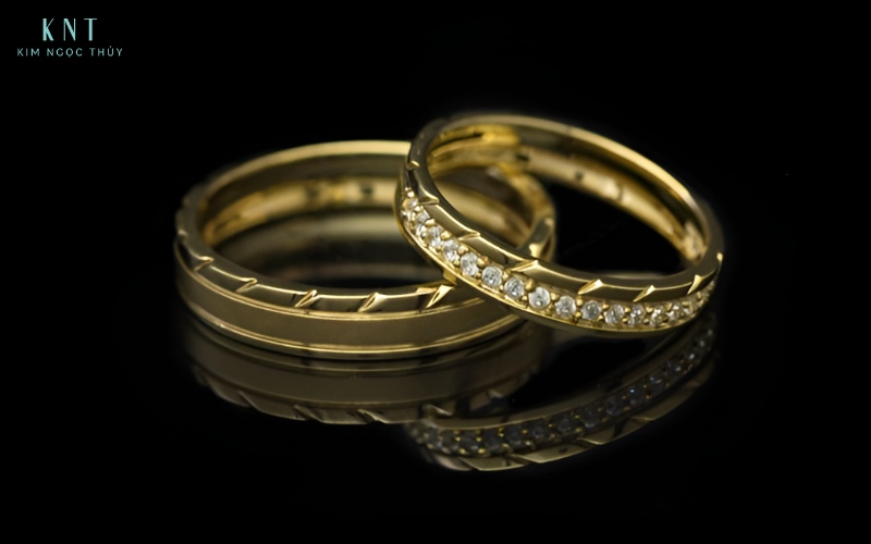 Thiết kế đính đá trên nền vàng 18K giúp nhẫn cưới thêm phần tinh tế và giá trị lâu dài