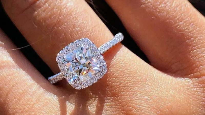 Nhẫn halo cushion là nhẫn có vòng halo hình vuông bo tròn bốn góc