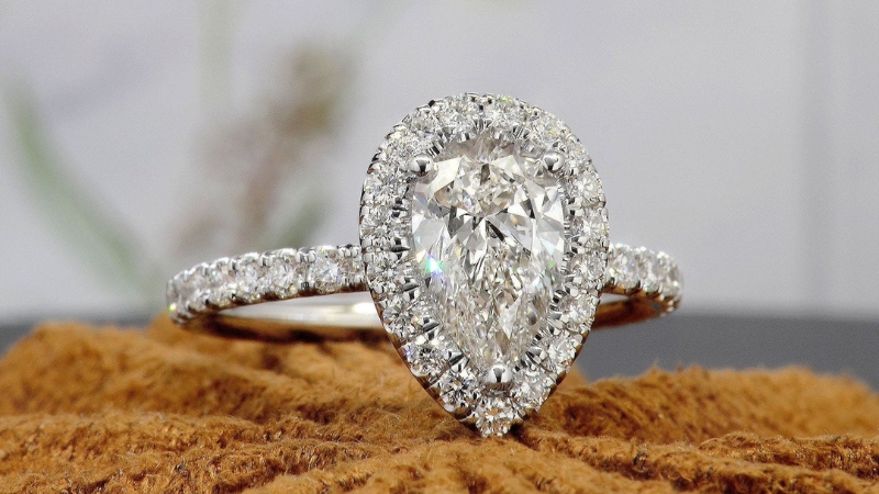 Nhẫn halo pear là nhẫn sử dụng viên đá chủ dáng giọt nước