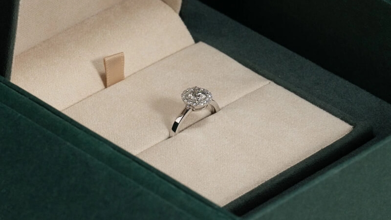 Bảo quản nhẫn khi không sử dụng trong hộp đựng với lớp lót mềm