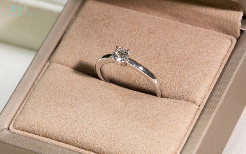 Nhẫn solitaire với viên đá chủ nổi bật tạo điểm nhấn tập trung