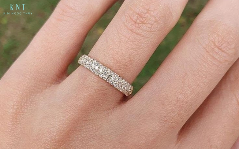 Nhẫn pavé là lựa chọn phù hợp với người ưa trang sức tinh tế và có thói quen sử dụng cẩn thận