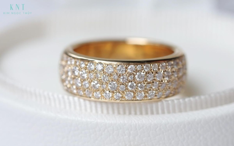 Nhẫn pavé thường được chọn như biểu tượng của sự đồng hành bền bỉ trong tình yêu và hôn nhân