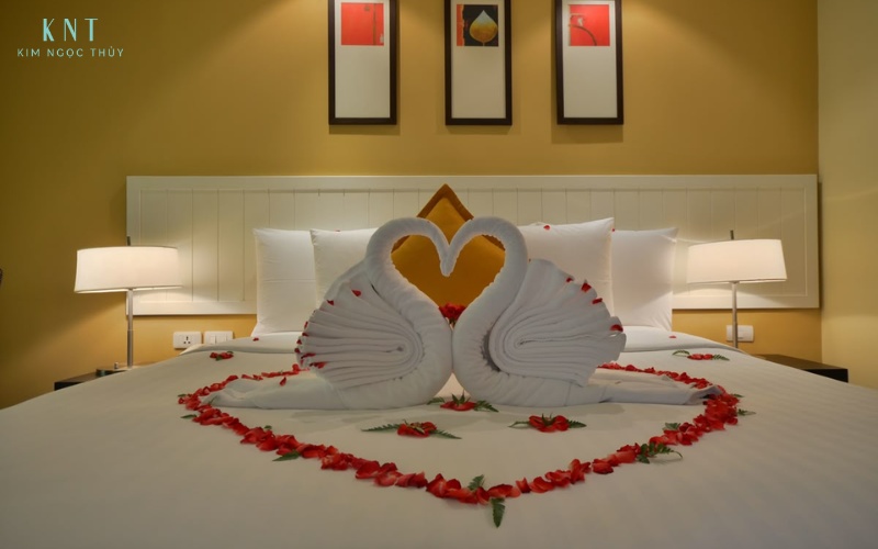 Không gian phòng tân hôn được chuẩn bị gọn gàng, gửi gắm lời chúc hạnh phúc và viên mãn